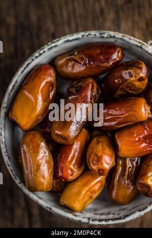 Getrocknete Dattelfrüchte in der Schüssel. Draufsicht. Stockfoto
