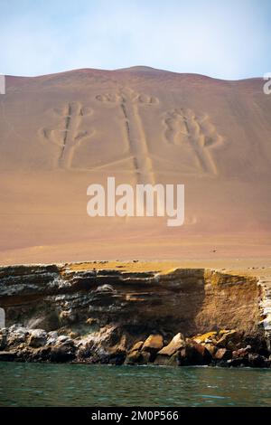 Die Paracas Candelabra, eine berühmte Geoglyphe, an der Nordküste der Halbinsel Paracas. Stockfoto