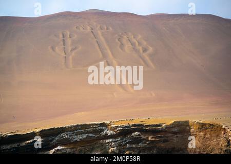 Die Paracas Candelabra, eine berühmte Geoglyphe, an der Nordküste der Halbinsel Paracas. Stockfoto