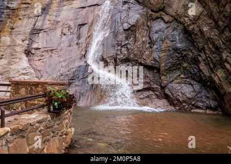 Die Broadmoor Seven Falls gelten als einer der landschaftlich schönsten Fälle in Colorado Stockfoto