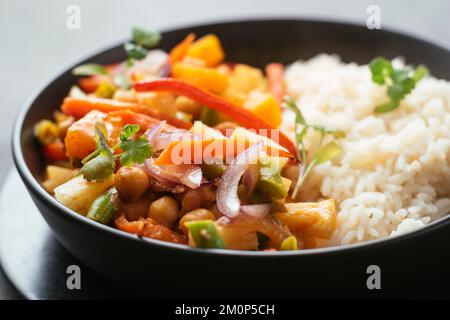 Thai Winter Squash, grüne Bohnen und Kichererbsen Curry Stockfoto