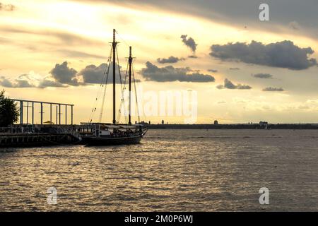 Pilot, in Brooklyn Heights angelegt, Pilot ist eine saisonale Austernbar im Freien an Bord eines der beliebtesten hölzernen Segelboote Amerikas: Brooklyn, NY, USA. Stockfoto