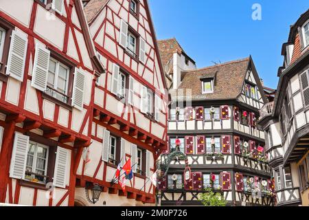 Colmar, Frankreich - April 2022: Hübsch dekorierte Gebäude im Zentrum von Colmar Stockfoto