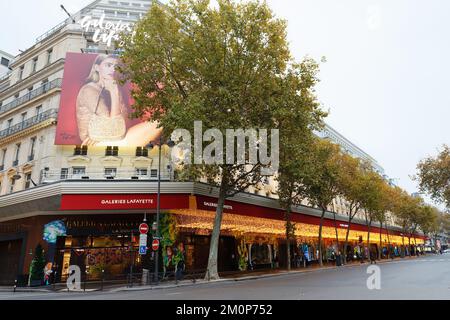 Paris, Frankreich - 04. Dezember 2022 : Weihnachtsdekoration und -Ausstellung im Einkaufszentrum Galerie Lafayette am Boulevard Haussmann im Zentrum von Paris. Stockfoto