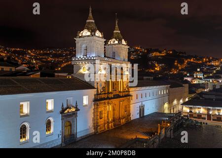 San Francisco Kloster und Kirchenfassade bei Nacht, Quito, Ecuador. Stockfoto