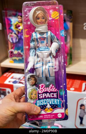 Barbie Puppe als Astronaut verkleidet. Der Käufer wählt eine Puppe im Geschäft aus. Barbie ist eine Modepuppe, die von der amerikanischen Spielzeugfirma Mattel, Inc. Hergestellt wird Stockfoto