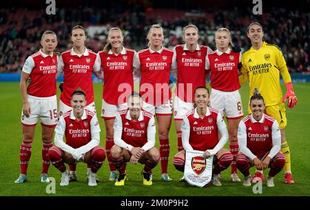 Arsenal-Spieler, hinterste Reihe, von links nach rechts, Katie McCabe, Lotte Wubben-Moy, Frida Maanum, Stina Blackstenius, Vivianne Miedema, Leah Williamson, Manuela Zinsberger, In der ersten Reihe, von links nach rechts, treffen sich Steph Catley, Caitlin Foord, Lia Walti und Laura Wienroither vor dem Spiel der UEFA Women's Champions League Group C im Emirates Stadium, London. Bilddatum: Mittwoch, 7. Dezember 2022. Stockfoto