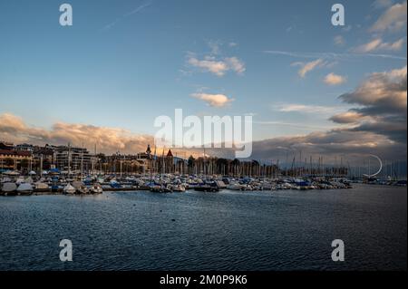 Landschaft mit Booten, Architektur und Wolken. Hafen von Ouchy. Genfer See, Lausanne, Schweiz. Schönheit in der Natur. Stockfoto
