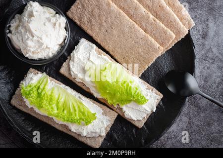 Traditionelle russische Pelmeni mit Fleisch. Frisch gebackene Rohkost Stockfoto