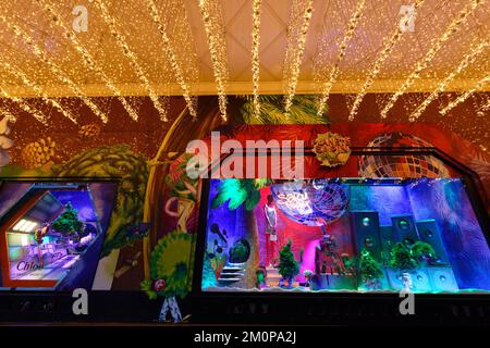 PARIS, FRANKREICH - 04. DEZEMBER 2022 : Weihnachtsdekorationen im Schaufenster des Kaufhauses Galeries Lafayette Paris Haussmann. Es befindet sich auf Hau Stockfoto