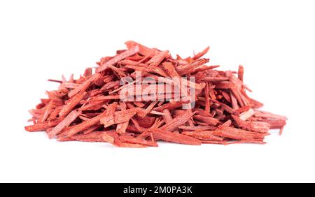 Rote Sandelholz-Räucherchips, isoliert auf weißem Hintergrund. Sanderswood, Rubyholz oder rote saunders Stockfoto