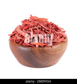 Rote Sandelholz-Räucherstäbchen in Holzschüssel, isoliert auf weißem Hintergrund. Sanderswood, Rubyholz oder rote saunders Stockfoto