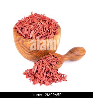Rote Sandelholz-Räucherstäbchen in Holzschüssel und Löffel, isoliert auf weißem Hintergrund. Sanderswood, Rubyholz oder rote saunders Stockfoto