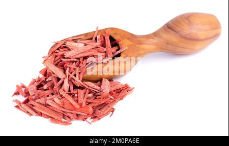 Rote Sandelholz-Räucherspäne in Holzlöffel, isoliert auf weißem Hintergrund. Sanderswood, Rubyholz oder rote saunders Stockfoto