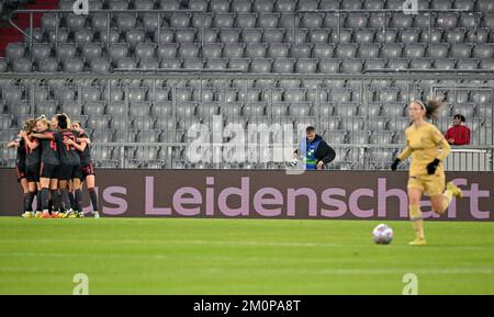 München, Deutschland. 07.. Dezember 2022. Fußball, Frauen: Champions League, Bayern München - FC Barcelona, Gruppenbühne, Gruppe D, Spieltag 4, Allianz Arena. Die Frauen des FC Bayern München jubeln nach ihrem 2:0. Tor in der ersten Hälfte. Kredit: Peter Kneffel/dpa/Alamy Live News Stockfoto