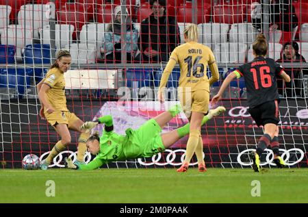 München, Deutschland. 07.. Dezember 2022. Fußball, Frauen: Champions League, Bayern München - FC Barcelona, Gruppenbühne, Gruppe D, Spieltag 4, Allianz Arena. Lina Magull (r) vom FC Bayern München erzielt in der ersten Hälfte 2:0 Punkte. Kredit: Peter Kneffel/dpa/Alamy Live News Stockfoto