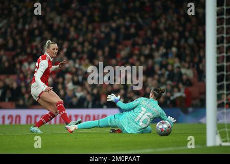 London, Großbritannien. 07.. Dezember 2022. London, Dezember 7. 2022: Stina Blackstenius (25 Arsenal) schlägt am Torwart Pauline Peyraud-Magnin (16 Juventus) vorbei und spielt beim Spiel der UEFA Womens Champions League Gruppe C zwischen Arsenal und Juventus im Emirates Stadium in London, England, die Sieger. (Pedro Soares/SPP) Kredit: SPP Sport Press Photo. Alamy Live News Stockfoto