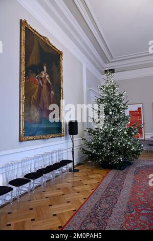 Wien, Österreich. 7.. Dezember 2022. Der Weihnachtsbaum im Wiener Bundeskanzleramt und ein Gemälde von Maria Theresa aus Osterreich Stockfoto