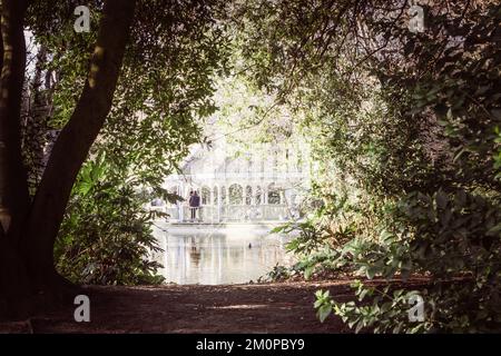 Saint Stephen's Green Park in Dublin mit einem ruhigen See vor einer Terrasse Stockfoto