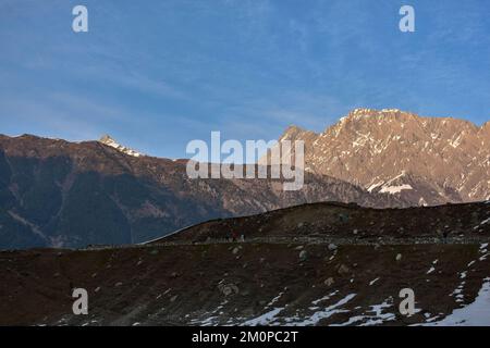 Sonamarg, Indien. 04.. Dezember 2022. Besucher gehen an einem kalten Winterabend entlang der Straße in Sonamarg, etwa 100kms km nordöstlich von Srinagar, der Sommerhauptstadt von Jammu und Kaschmir. (Foto: Saqib Majeed/SOPA Images/Sipa USA) Guthaben: SIPA USA/Alamy Live News Stockfoto