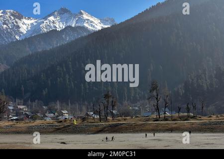 Sonamarg, Indien. 04.. Dezember 2022. Kashmiri-Kinder spielen Cricket an einem kalten Wintertag in Sonamarg, etwa 100kms km nordöstlich von Srinagar, der Sommerhauptstadt von Jammu und Kaschmir. (Foto: Saqib Majeed/SOPA Images/Sipa USA) Guthaben: SIPA USA/Alamy Live News Stockfoto