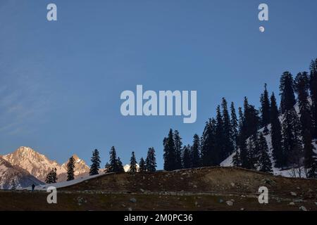 Sonamarg, Indien. 04.. Dezember 2022. Ein Besucher geht an einem kalten Winterabend entlang der Straße in Sonamarg, etwa 100kms km nordöstlich von Srinagar, der Sommerhauptstadt von Jammu und Kaschmir. (Foto: Saqib Majeed/SOPA Images/Sipa USA) Guthaben: SIPA USA/Alamy Live News Stockfoto