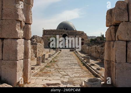 Kolonnadenstraße in Richtung Umayyad-Palast an der alten römischen Zitadelle in Amman, Jordanien Stockfoto