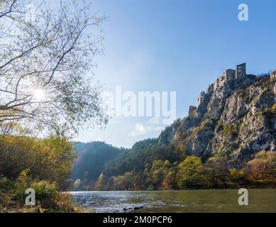 Strecno: Schloss Strecno, Fluss Vah (Waag) in , Slowakei Stockfoto