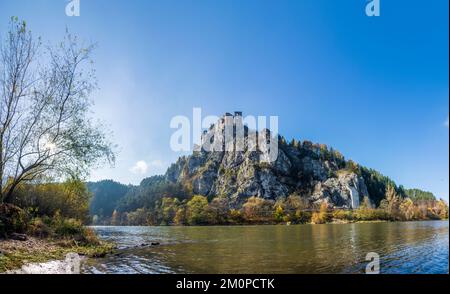 Strecno: Schloss Strecno, Fluss Vah (Waag) in , Slowakei Stockfoto