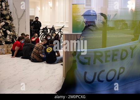 Sacramento, Kalifornien, USA. 5.. Dezember 2022. Eine Gruppe streikender Mitarbeiter der University of California hält einen Sitzplatz in einem Gebäude in der Innenstadt von Sacramento ab, wo Polizeibeamte die in Sacramento umzingelt haben, Montag, den 5. Dezember 2022. Die Arbeiter fordern, dass die Beamten der UC-Verwaltung ihre Verhandlungen mit einer Gewerkschaft, die etwa 48.000 akademische Mitarbeiter vertritt, wieder aufnehmen. Der Streik ist in der vierten Woche. (Kreditbild: © Paul Kitagaki Jr./ZUMA Press Wire) Stockfoto