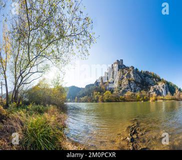 Strecno: Schloss Strecno, Fluss Vah (Waag) in , Slowakei Stockfoto