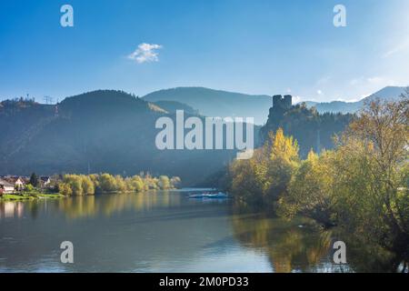 Strecno: Schloss Strecno, Vah (Waag), Autofähre in , Slowakei Stockfoto