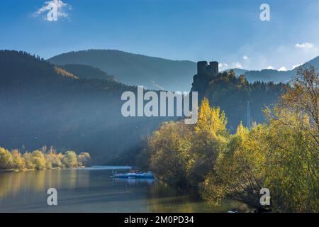 Strecno: Schloss Strecno, Vah (Waag), Autofähre in , Slowakei Stockfoto