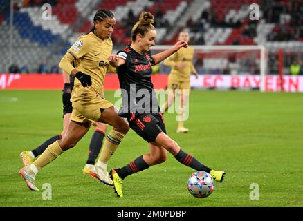 München, Deutschland. 07.. Dezember 2022. Fußball, Frauen: Champions League, Bayern München - FC Barcelona, Gruppenbühne, Gruppe D, Spieltag 4, Allianz Arena. Lina Magull (r) vom FC Bayern München und Geyse Ferreira (l) vom FC Barcelona. Kredit: Peter Kneffel/dpa/Alamy Live News Stockfoto