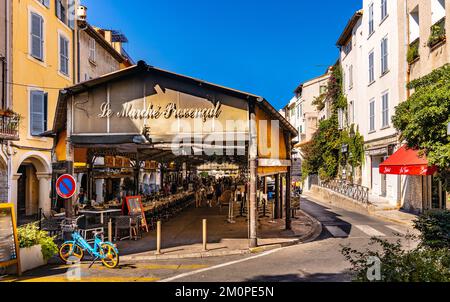 Antibes, Frankreich - 4. August 2022: Traditioneller provenzalischer Markt, Speisesaal und Feinkost in der Cours Massena Straße in der historischen Altstadt Stockfoto