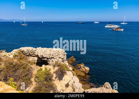 Antibes, Frankreich - 4. August 2022: Panoramablick auf den Hafen und die Yachten mit französischer riviera im Hintergrund vom Azure Cost des Mittelmeers aus gesehen Stockfoto