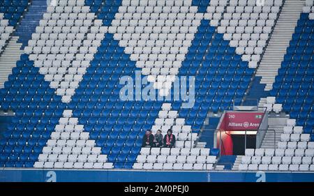 München, Deutschland. 07.. Dezember 2022. Fußball, Frauen: Champions League, Bayern München - FC Barcelona, Gruppenbühne, Gruppe D, Spieltag 4, Allianz Arena. Fans verfolgen das Spiel zwischen den Frauen des FC Bayern München und des FC Barcelona der Nordkurve. Kredit: Peter Kneffel/dpa/Alamy Live News Stockfoto