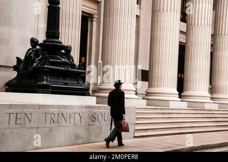 Der zehn Trinity Square in London ist ein denkmalgeschütztes Beaux-Arts-Gebäude mit einer riesigen kannelierten, großen Treppe. Stockfoto