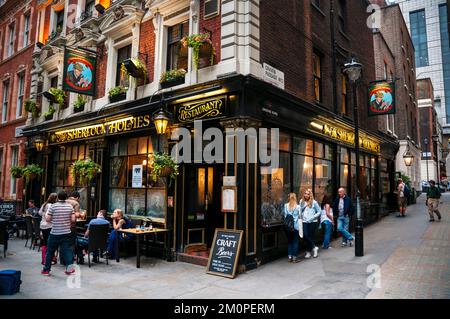 Im viktorianischen Stil gestalteter Pub The Sherlock Holmes in London, England. Stockfoto