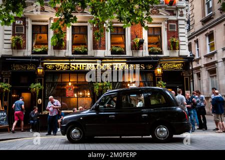 Im viktorianischen Stil gestalteter Pub The Sherlock Holmes in London, England. Stockfoto