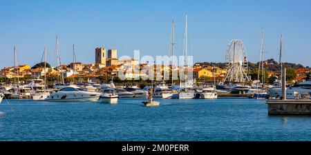 Antibes, Frankreich - 4. August 2022: Panoramablick auf die historische Altstadt mit mittelalterlichen Stadtmauern und dem Picasso-Museum an der Küste der Azure Kosten des Mittelmeers Stockfoto