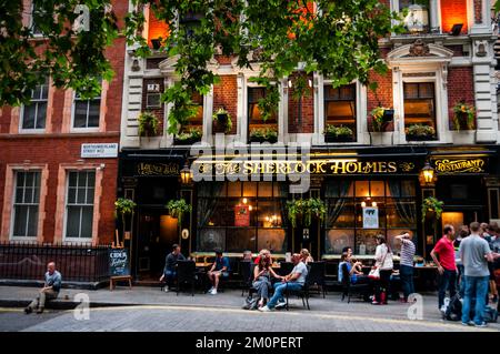 Viktorianisches Pub The Sherlock Holmes in London, England. Stockfoto