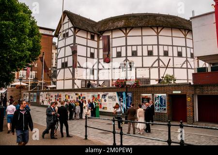 Hochzeitsfeier posiert für Fotos vor dem Shakespeare's Globe, einer Rekonstruktion des Globe Theatre in London, England. Stockfoto