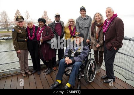 New York, USA. 07.. Dezember 2022. Die Familien der einheimischen Überlebenden von Pearl Harbor posieren am 7. Dezember 2022 im Intrepid Museum in New York, New York, mit Brigadegeneral Beth Salisbury und dem Veteranen des Zweiten Weltkriegs Frank Fumo am 81.. Jahrestag des Angriffs auf Pearl Harbor. (Foto? Von Efren Landaos/Sipa USA) Kredit: SIPA USA/Alamy Live News Stockfoto