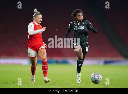 Arsenals Laura Wienroither (links) und Juventus' Lineth Beerensteyn in Aktion während des Spiels der UEFA Women's Champions League Group C im Emirates Stadium, London. Bilddatum: Mittwoch, 7. Dezember 2022. Stockfoto