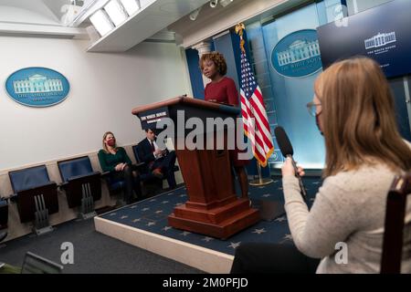 Washington, Vereinigte Staaten. 07.. Dezember 2022. Pressesprecherin Karine Jean-Pierre hält am Mittwoch, den 7. Dezember 2022, eine Pressekonferenz im Weißen Haus in Washington, D.C. Kredit: Chris Kleponis/Pool über CNP/dpa/Alamy Live News Stockfoto