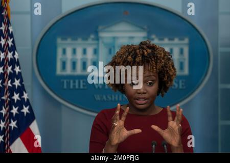 Washington, Vereinigte Staaten. 07.. Dezember 2022. Pressesprecherin Karine Jean-Pierre hält am Mittwoch, den 7. Dezember 2022, eine Pressekonferenz im Weißen Haus in Washington, D.C. Kredit: Chris Kleponis/Pool über CNP/dpa/Alamy Live News Stockfoto