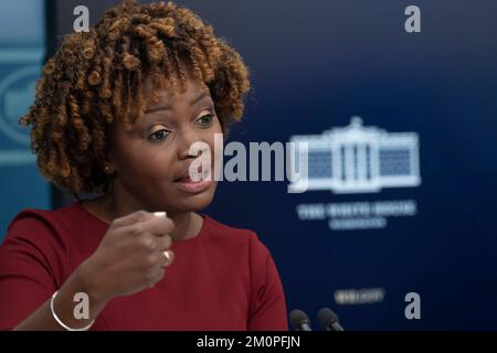 Washington, Vereinigte Staaten. 07.. Dezember 2022. Pressesprecherin Karine Jean-Pierre hält am Mittwoch, den 7. Dezember 2022, eine Pressekonferenz im Weißen Haus in Washington, D.C. Kredit: Chris Kleponis/Pool über CNP/dpa/Alamy Live News Stockfoto