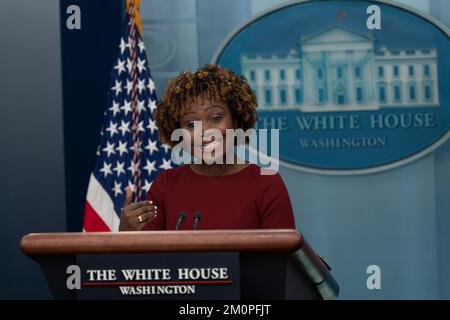 Washington, Vereinigte Staaten. 07.. Dezember 2022. Pressesprecherin Karine Jean-Pierre hält am Mittwoch, den 7. Dezember 2022, eine Pressekonferenz im Weißen Haus in Washington, D.C. Kredit: Chris Kleponis/Pool über CNP/dpa/Alamy Live News Stockfoto