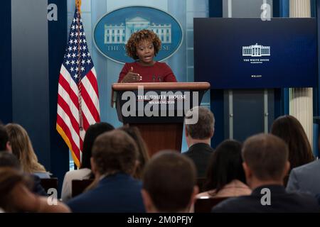 Washington, Vereinigte Staaten. 07.. Dezember 2022. Pressesprecherin Karine Jean-Pierre hält am Mittwoch, den 7. Dezember 2022, eine Pressekonferenz im Weißen Haus in Washington, D.C. Kredit: Chris Kleponis/Pool über CNP/dpa/Alamy Live News Stockfoto